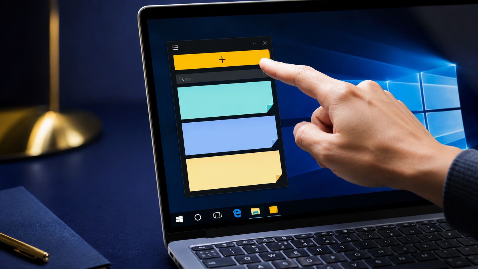 Una mano tocca un display con un'applicazione di note adesive digitali sul desktop di un computer portatile.